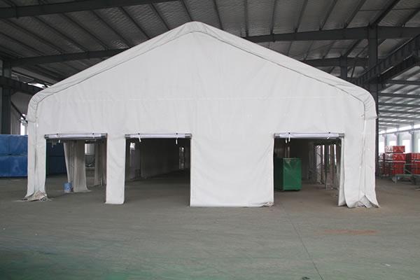 Bâtiment en toile pour toiture